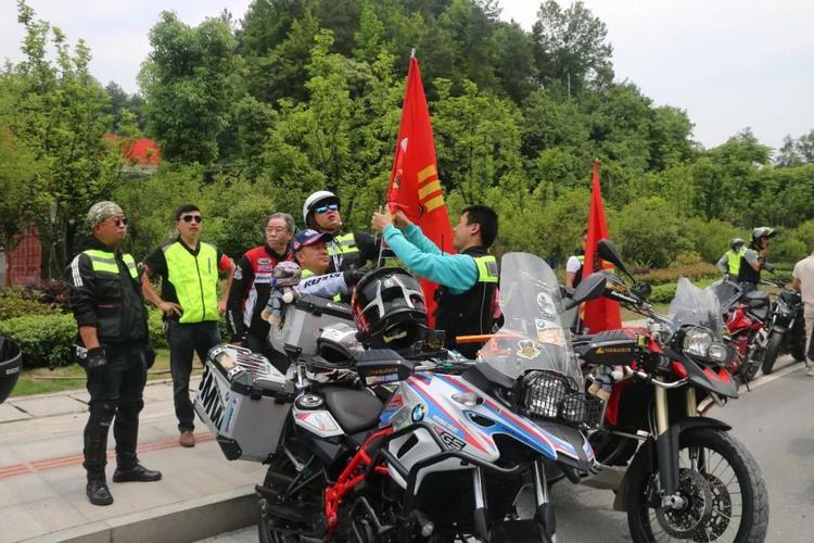沿着革命老区路线,中国骑者联盟把旗帜传递到龙山,好不闹热!